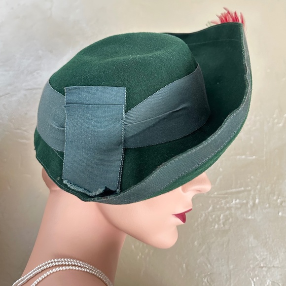 FESTIVE 1940\'s GREEN FELT  FEDORA WITH GROSGRAIN EDGING , BROOCH & FEATHERS main image 8